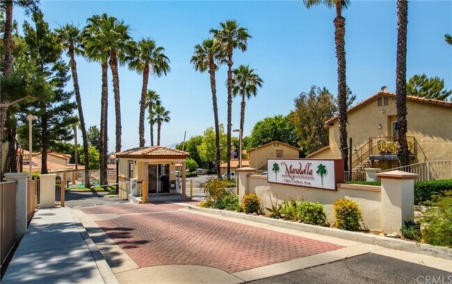 Entrada al complejo de condominios - 1365 Crafton Ave
