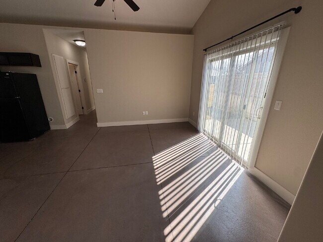 Foto del edificio - "Spacious 3-Bedroom Duplex Retreat with 2 Full Baths in Derby - 2194 Sq. Ft of Comfort!"