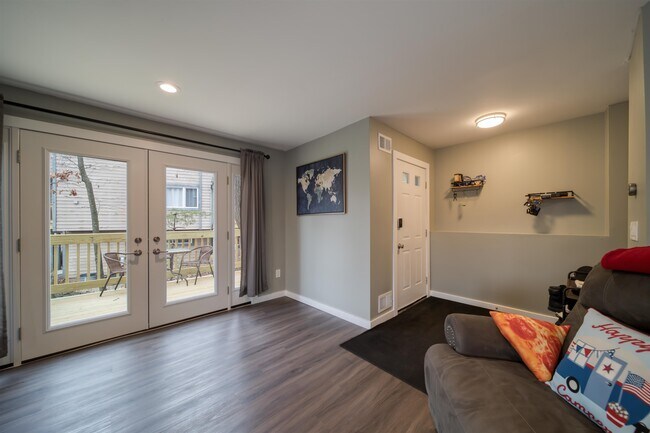 Building Photo - 302 Heights Dr