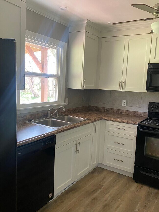 Foto del edificio - 3 Bed 1.5 Bath Cozy Country Home! - Muscle Shoals, AL