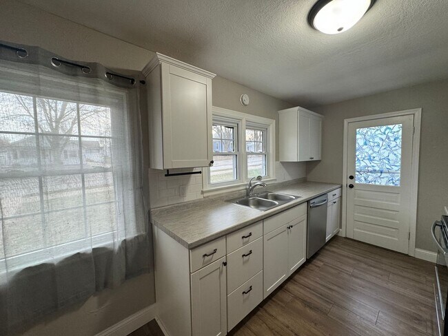Building Photo - Well-maintained 2-bedroom, 1-bath house in...