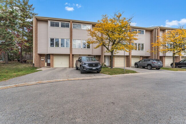 Building Photo - 700 Osgood - Pond Mills - 3 Bedroom townho...