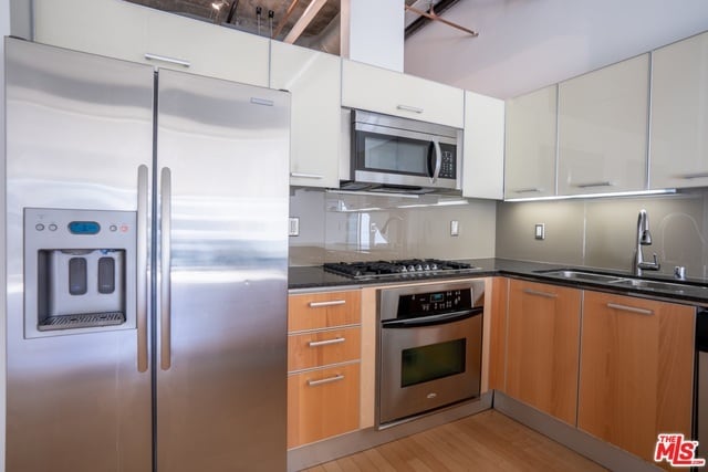 Foto del edificio - 645 W 9th St