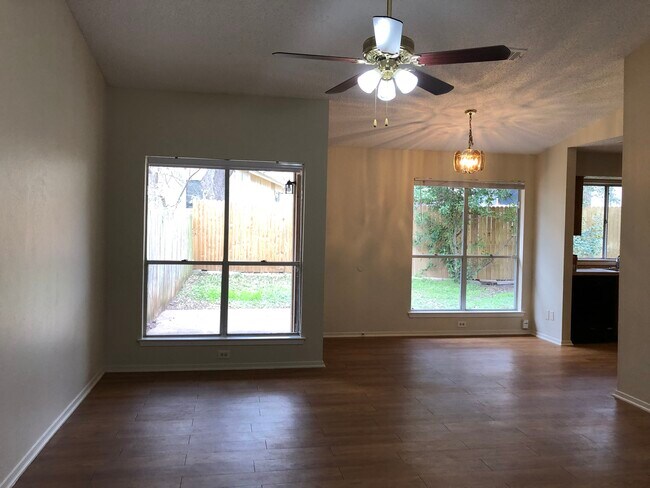Foto del edificio - 4504 Dorsett Oaks Cir