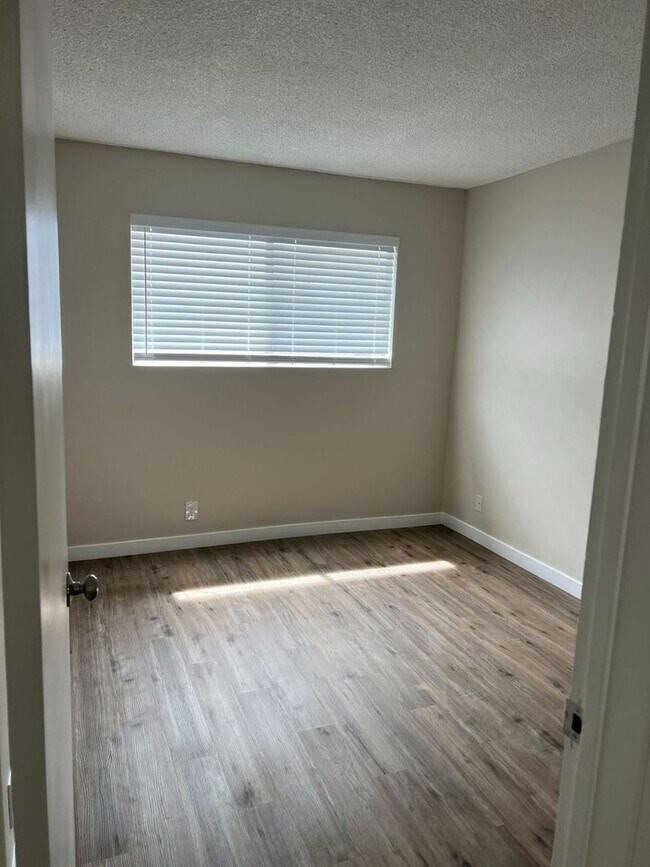 Building Photo - LB1123
