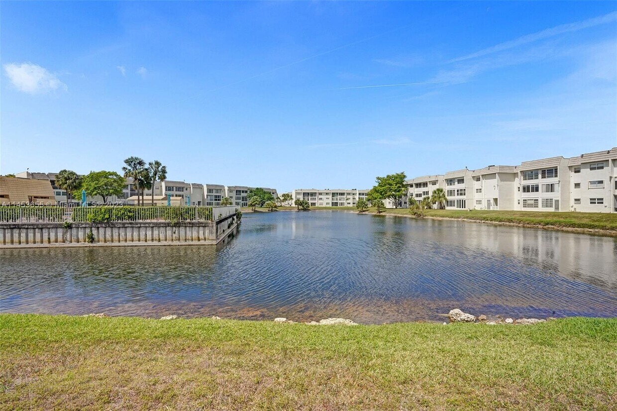 Foto principal - 8100 Sunrise Lakes Blvd