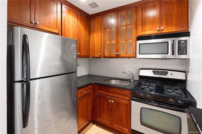 Foto del edificio - 495 E 7th St