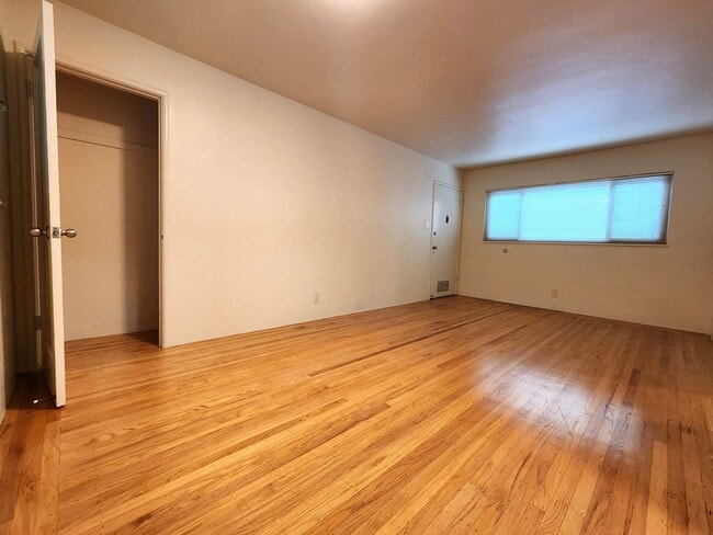 Photo - Updated one bedroom in downtown Palo Alto with in-unit washer and dryer. Apartment
