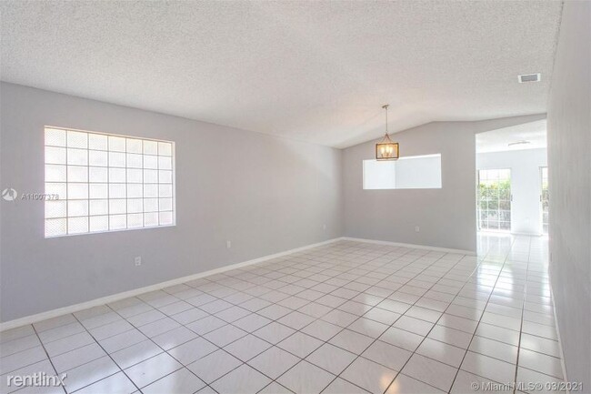 Building Photo - 3 br, 2 bath House - 10410 SW 22nd St # 10410