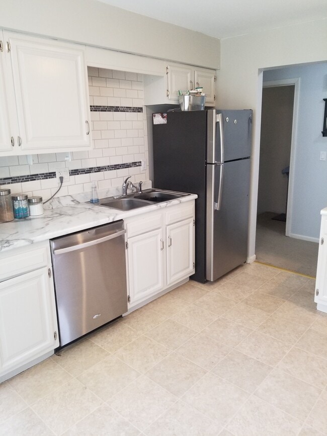 Kitchen w/ fridge - 8529 Kessler St