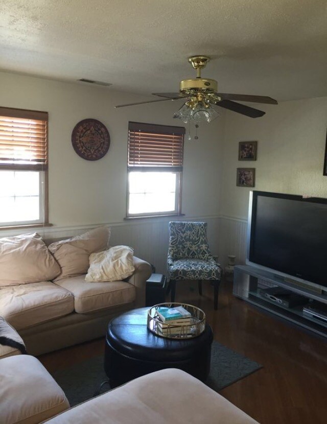 Foto del edificio - 694 Rose Hollow Dr