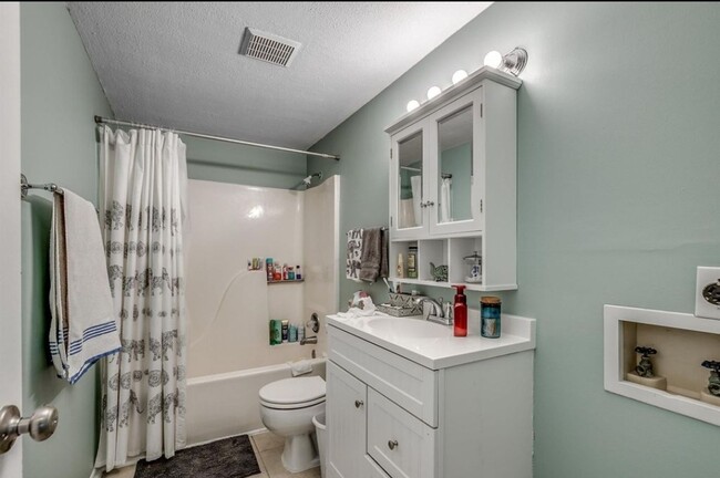 Foto del edificio - Sterling Village II-1206 Erin Way, APT. A