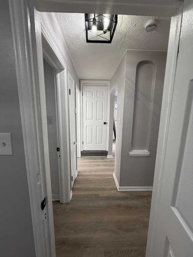 Building Photo - 3 bedroom Fully renovated Westside Bungalow