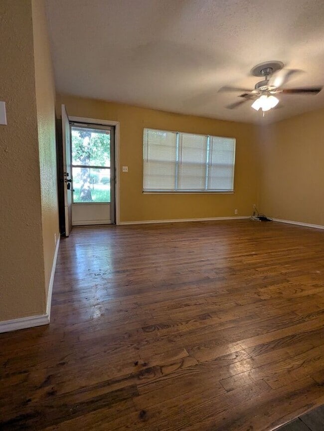 Building Photo - Quaint 3/2 on large shaded lot in Azle! Su...