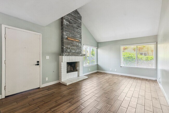 Building Photo - Spacious 3 Bed 2 Bath Townhome in Villa Po...