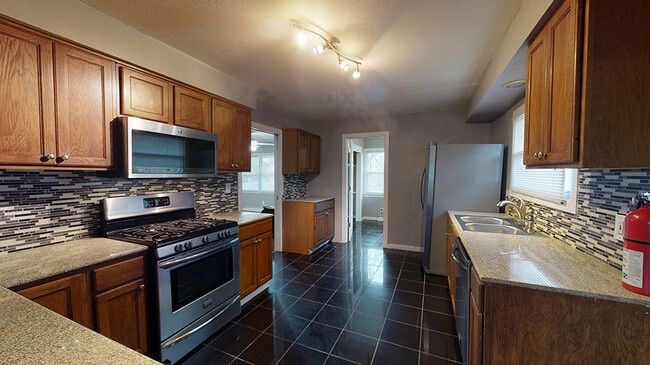 Photo - 1022 E Colvin St House