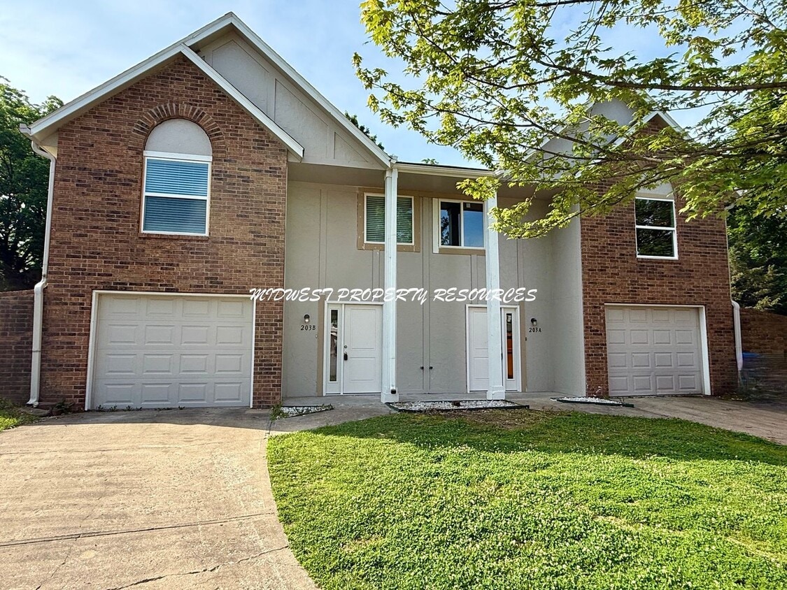 Primary Photo - Large Updated 3 Bedroom/2 Bath Duplex in L...