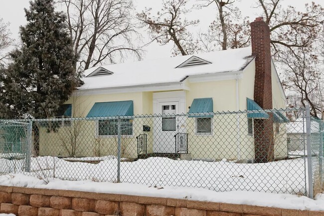 Fenced Front Yard - 1914 6th Ave