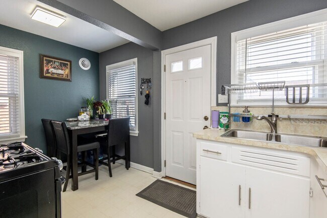 Building Photo - Inviting Bayview Townhouse