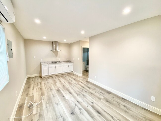 Building Photo - Charming 1-Bedroom, 1-Bathroom ADU in a Prime Location – 795 1/2 42nd St