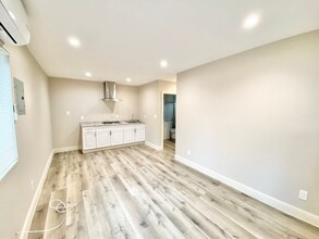 Building Photo - 795 E 42nd St