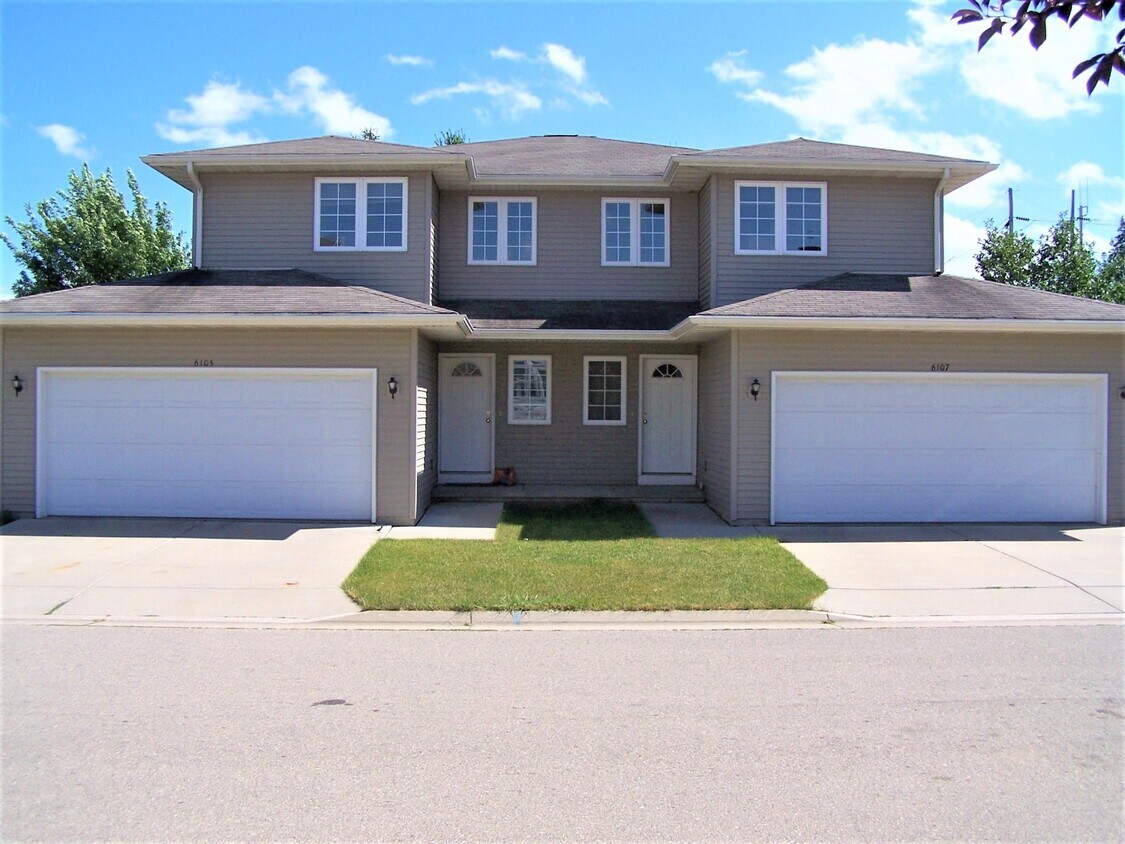 2 Car garage, private entry - 6107 White Pine Way