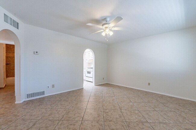 Building Photo - 6845 N 15th St