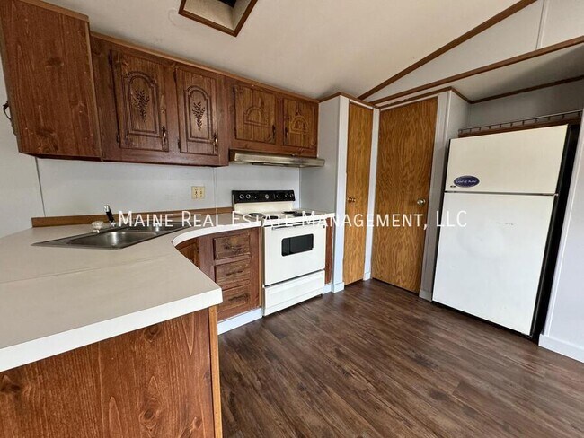 Building Photo - 4 Park Dr