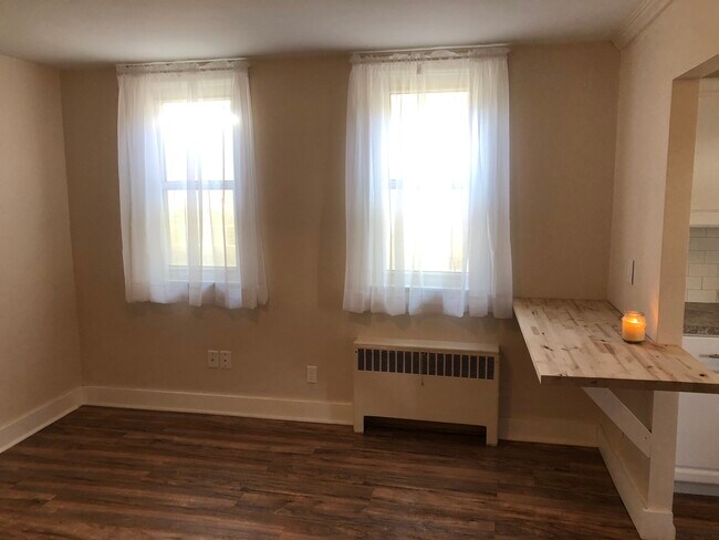 Spacious Living Room - 531 S Main St
