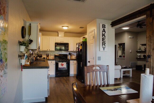 Foto del edificio - 1907 E 19th St