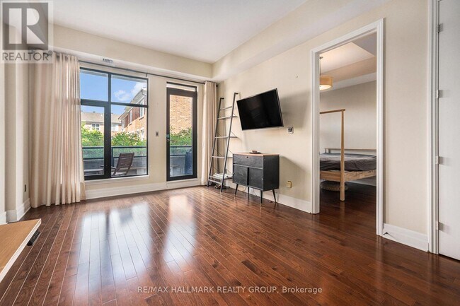 Photo du bâtiment - 327-327 Breezehill Ave S