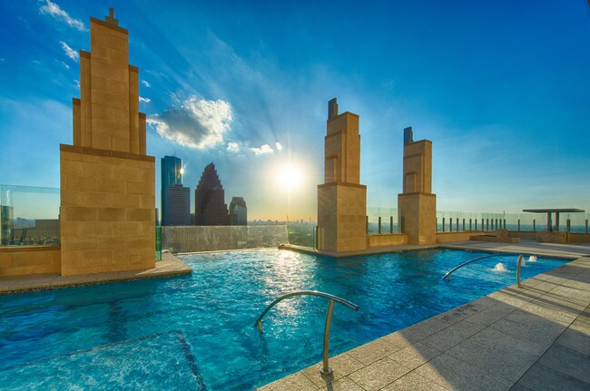 SKY Pool - Market Square Tower