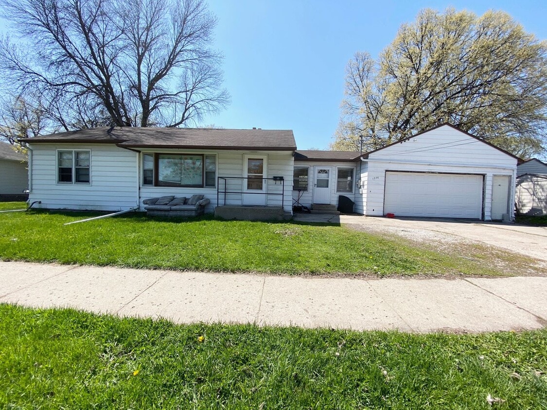 Primary Photo - 5 Bedroom in North Fargo