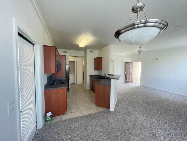 Foto del edificio - NEW CARPET AND PAINT, 2 bed/2 bath/ 1 CG/ Overlooking beautiful pool