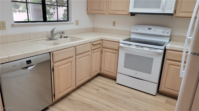 Building Photo - 2851 S Valley View Blvd