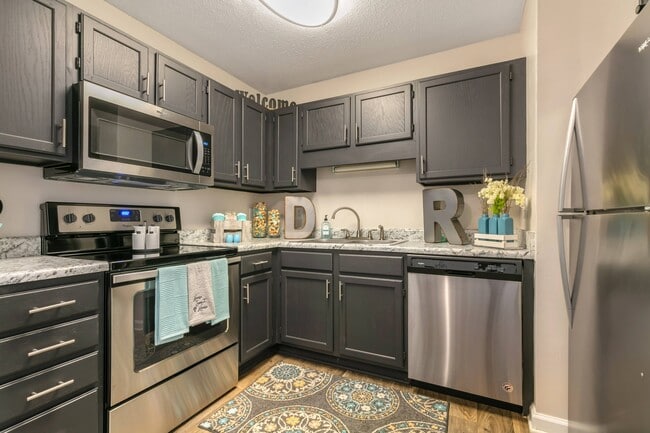 Building Photo - Deep River Pointe