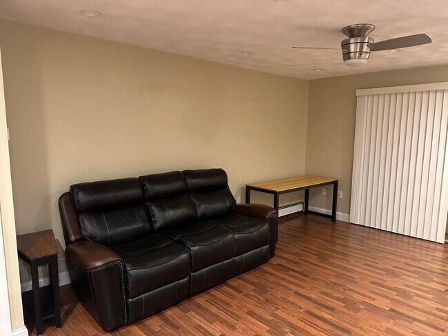 Foto del edificio - 756 Quaker Ln