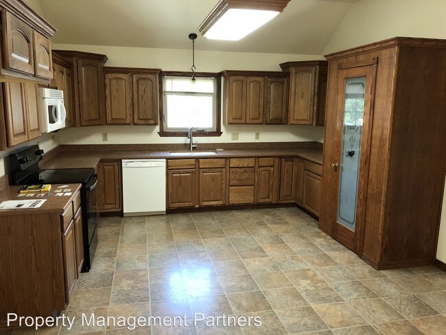 Building Photo - 4 br, 2 bath House - 2 Kansas Ct.