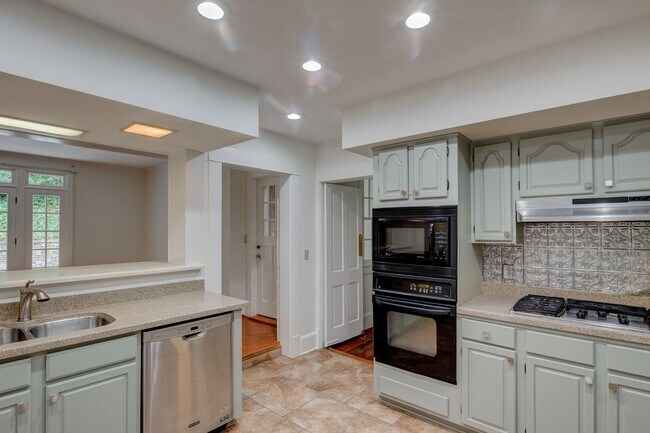 Building Photo - Executive 3/3 House in College Heights- $2,795
