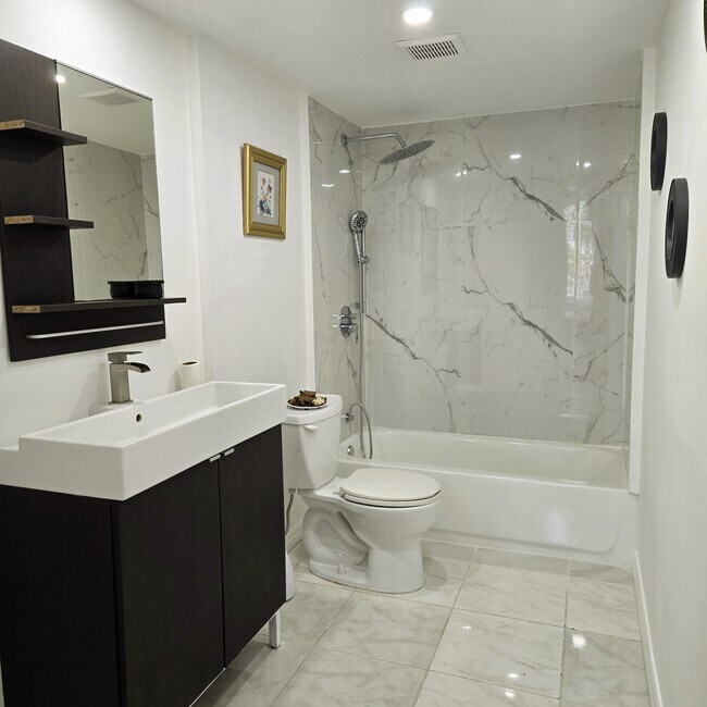 Foto del edificio - 250 180th Dr