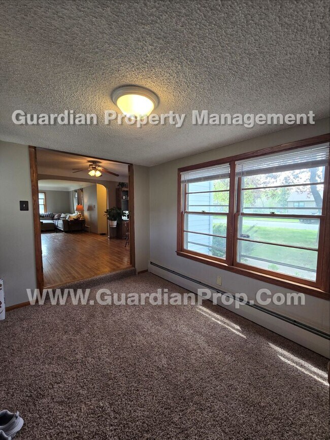 Foto del edificio - Bloomington Single Family Home, 2 Car Garage, new kitchen appliances!