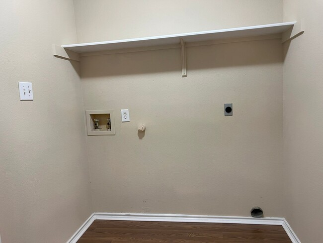 Building Photo - 1025 Linden Grove Dr
