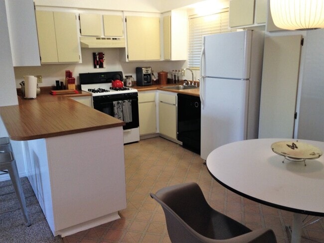 Building Photo - LOFT STYLE 2 Bed/1 Bath Near the Ocean ** ...