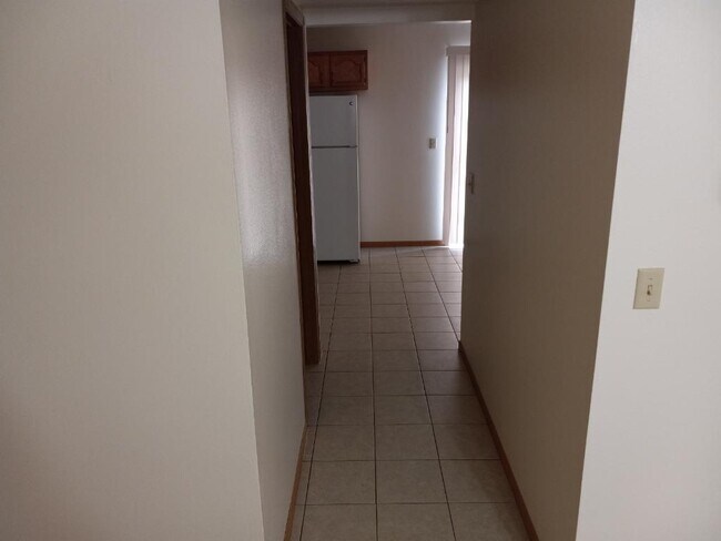 Pasillo desde LR con medio baño y luego cocina. - 246 W Main St