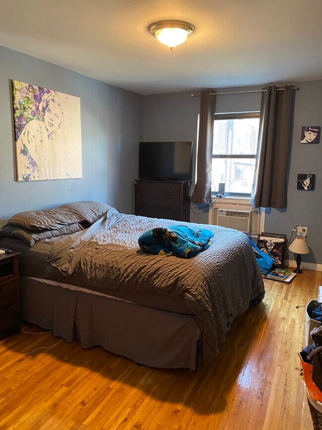large bedroom - 4812 90th St