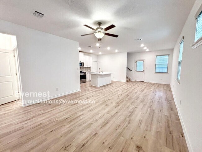 Foto del edificio - Beautiful 3-Bedroom Home  with Private Yar...