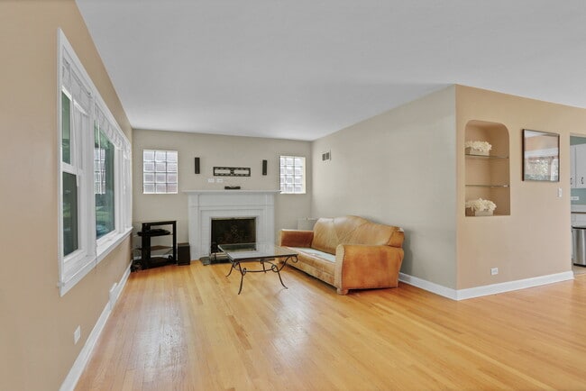 Building Photo - 8918 Parkside Ave