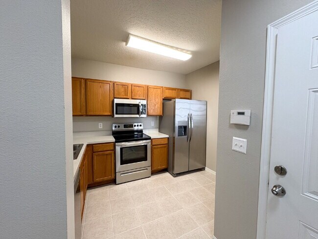 Building Photo - Updated 3 bed 2 bath condo in the Villages of Bloomingdale