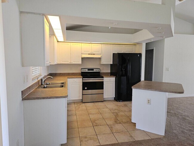 Building Photo - True 4 bedroom 2 bath 2 car garage home in NW Cape Coral!!