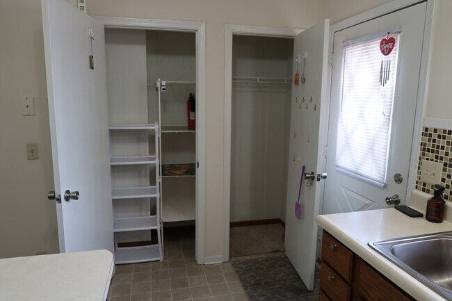 Foto del edificio - 140 Carriage Ln SW